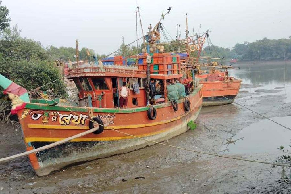 বঙ্গোপসাগরে বাংলাদেশের সীমায় অবৈধ মৎস্য শিকার বন্ধ, ভারতীয় জেলেদের আয় তলানিতে