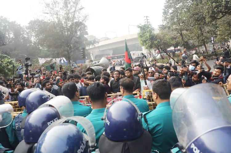 চার দফা দাবিতে স্বরাষ্ট্র মন্ত্রণালয় ঘেরাও করতে গেলে বাধা দেয় পুলিশ। ছবি: আজকের পত্রিকা