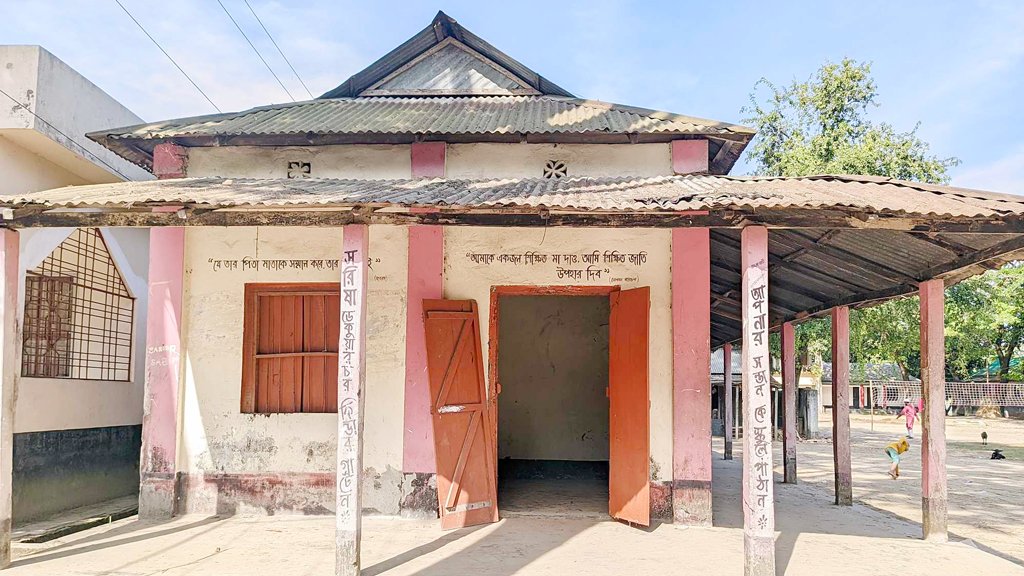 ইউনিয়ন পরিষদের দরজা-জানালা ভেঙে টিসিবির ৩১ বস্তা ডাল লুট