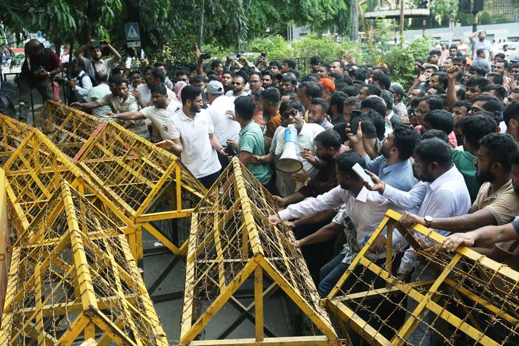 ইশরাক সমর্থকদের মৎস্য ভবন মোড় ও কাকরাইলে অবস্থান, যান চলাচল ব্যাহত