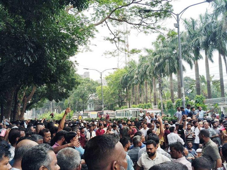 ইশরাক সমর্থকদের অবস্থান কর্মসূচিতে যান চলাচল ব্যাহত। ছবি: আজকের পত্রিকা