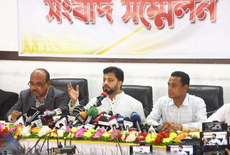 সংবাদ সম্মেলনে বক্তব্য দেন বিএনপি নেতা ইশরাক হোসেন। ছবি: আজকের পত্রিকা