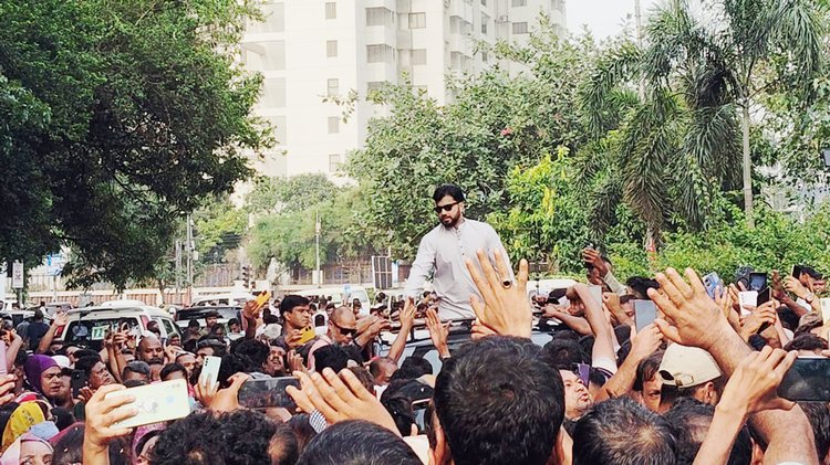 কাকরাইলে বিএনপির নেতা-কর্মীদের সঙ্গে কর্মসূচিতে যোগ দেন ইশরাক হোসেন। ছবি: আজকের পত্রিকা