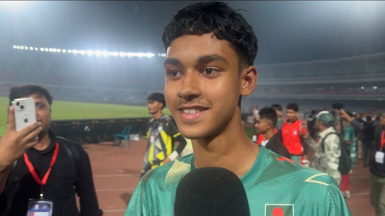 আর্জেন্টিনার আতলেতিকো চার্লন শরীরনির্ভর ফুটবল খেলেছে বলে নামানো হয়নি ইশান মালিককে।। ছবি: আজকের পত্রিকা