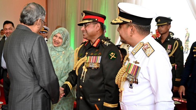 রাষ্ট্রপতি মো. সাহাবুদ্দিনের সঙ্গে তিন বাহিনীর প্রধান কুশল বিনিময় করেছেন। ছবি: আইএসপিআর