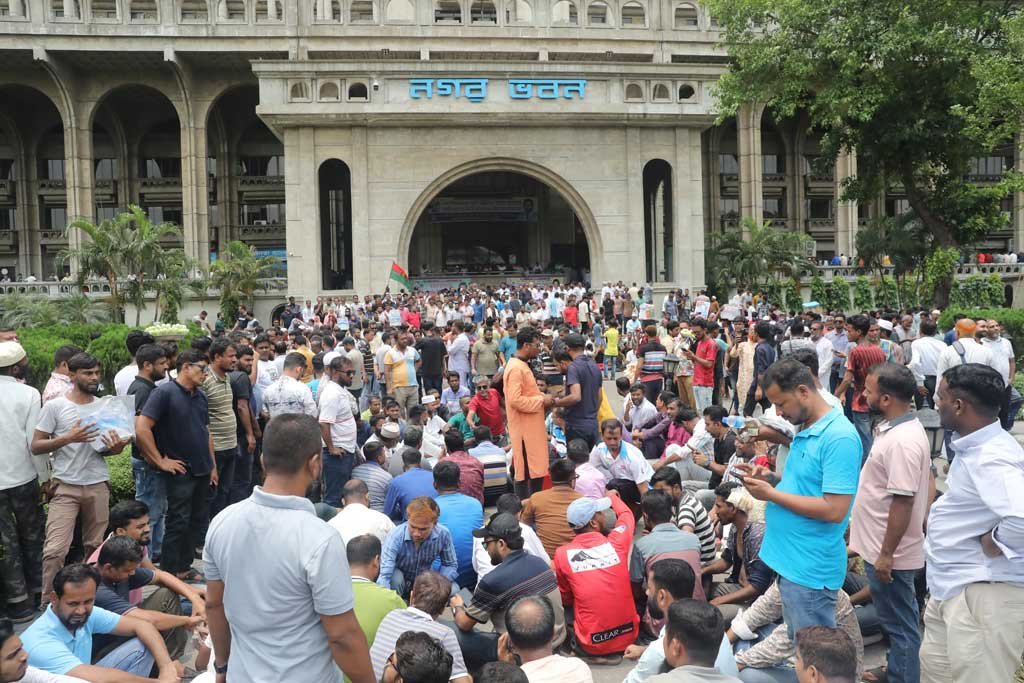 ইশরাককে মেয়রের শপথ পড়ানোর দাবিতে বিক্ষোভ, নগর ভবন এলাকায় যান চলাচল বন্ধ