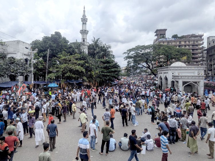 ষষ্ঠ দিনের মতো চলছে অবস্থান কর্মসূচি। ছবি: আজকের পত্রিকা