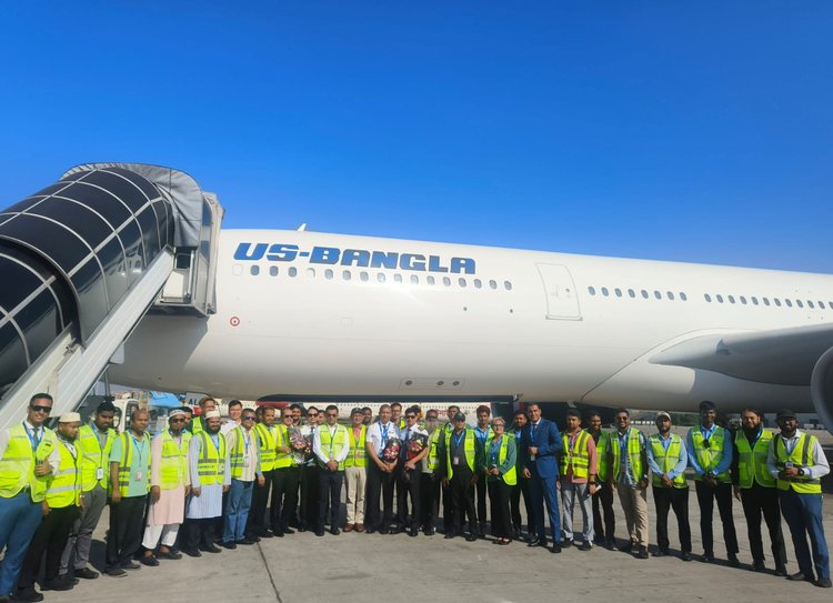 ইউএস-বাংলা এয়ারলাইনসের তৃতীয় বৃহদাকার এয়ারবাস ৩৩০-৩০০ আজ মঙ্গলবার সকালে ঢাকার হজরত শাহজালাল আন্তর্জাতিক বিমানবন্দরে অবতরণ করে। ছবি: ইউএস-বাংলার সৌজন্যে