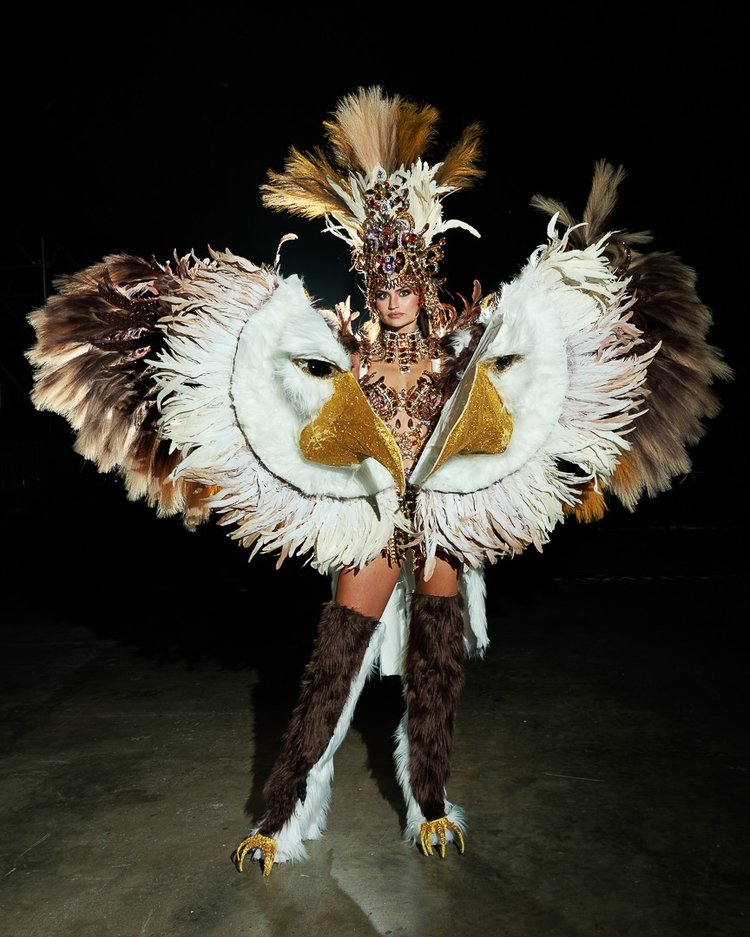 যুক্তরাষ্ট্রের প্রতিযোগি অড্রে একার্ট পরেছিলেন তাঁদের জাতীয় পাখি ইগলের নকশায় করা পোশাক। ছবি: ইনস্টাগ্রাম