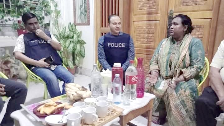 রাতভর উত্তেজনা, ভোরে গ্রেপ্তার আইভী