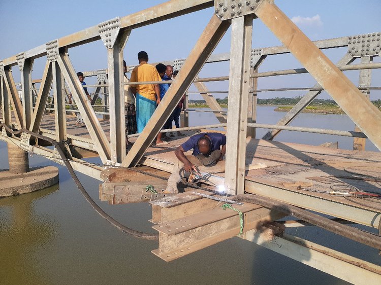 কাটাগাঙ্গ লোহার সেতুর মেরামতের পর যান চলাচল শুরু হয়। ছবি: আজকের পত্রিকা