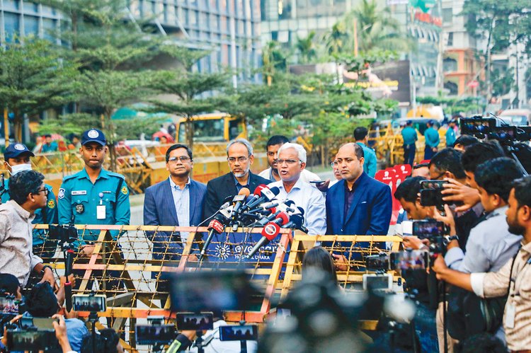 সাবেক প্রধানমন্ত্রী ও বিএনপির চেয়ারপারসন খালেদা জিয়ার শারীরিক অবস্থা নিয়ে সাংবাদিকদের ব্রিফ করেন তাঁর ব্যক্তিগত চিকিৎসক ডা. এ জেড এম জাহিদ হোসেন। গতকাল রাজধানীর এভারকেয়ার হাসপাতালের সামনে। ছবি: আজকের পত্রিকা
