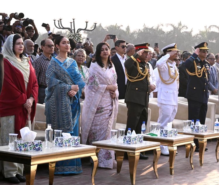 বাবার শপথ অনুষ্ঠানে জাইমা রহমান। ছবি: সংগৃহীত