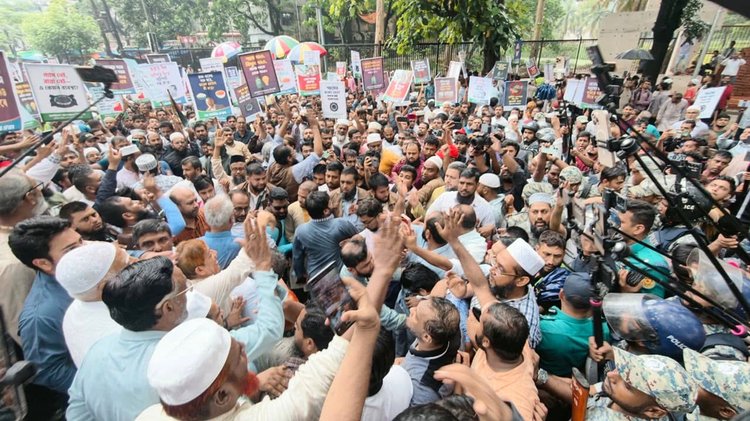 মুক্তাঙ্গনে অবস্থান কর্মসূচি শেষে ১১ দলের নেতা-কর্মীরা সচিবালয় অভিমুখে যাত্রা করেন। তবে গুলিস্তান জিরো পয়েন্ট এলাকায় পুলিশ তাঁদের আটকে দেয়। ছবি: সংগৃহীত