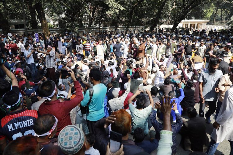 যমুনার সামনে অবস্থান নেন আন্দোলনকারীরা। ছবি: সংগৃহীত