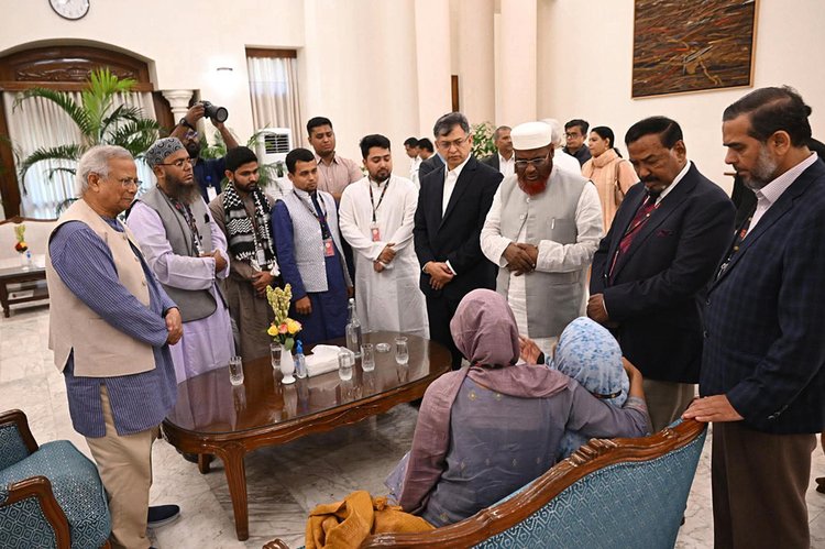 যমুনায় শরিফ ওসমান হাদির পরিবারকে সান্ত্বনা দেন রাজনৈতিক দলের নেতারা। ছবি: প্রেস উইং