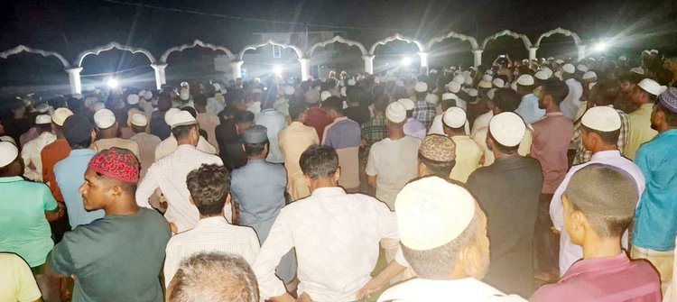 স্থানীয় মসজিদের পাশের কবরস্থানে তিন ভাইয়ের দাফন সম্পন্ন হয়। ছবি: সংগৃহীত