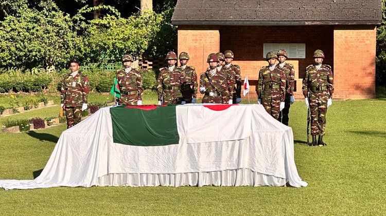 দেহাবশেষ উত্তোলন শেষে সেনাবাহিনীর একটি দল গার্ড অব অনার প্রদান করে। ছবি: আইএসপিআর