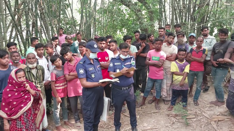 বাঁশঝাড় থেকে ব্যবসায়ীর লাশ উদ্ধার করে পুলিশ। ছবি: সংগৃহীত