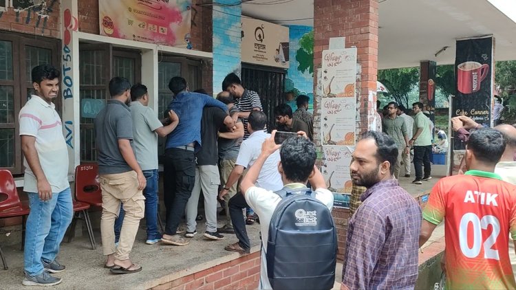 কেন্দ্রীয় ছাত্রদলের সাধারণ সম্পাদকের জাহাঙ্গীরনগর বিশ্ববিদ্যালয়ে ক্যাম্পাসে আসাকে কেন্দ্র করে শাখা ছাত্রদলের দুই পক্ষের মধ্যে হাতাহাতি। ছবি: আজকের পত্রিকা