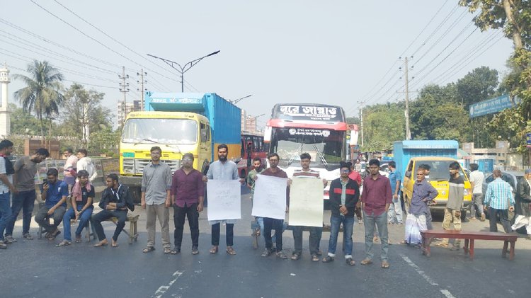 ৪৭তম বিসিএস লিখিত পরীক্ষা পেছানোর দাবিতে ঢাকা-আরিচা মহাসড়ক অবরোধ করে বিক্ষোভ জাহাঙ্গীরনগর বিশ্ববিদ্যালয়ের শিক্ষার্থীদের। ছবি: আজকের পত্রিকা