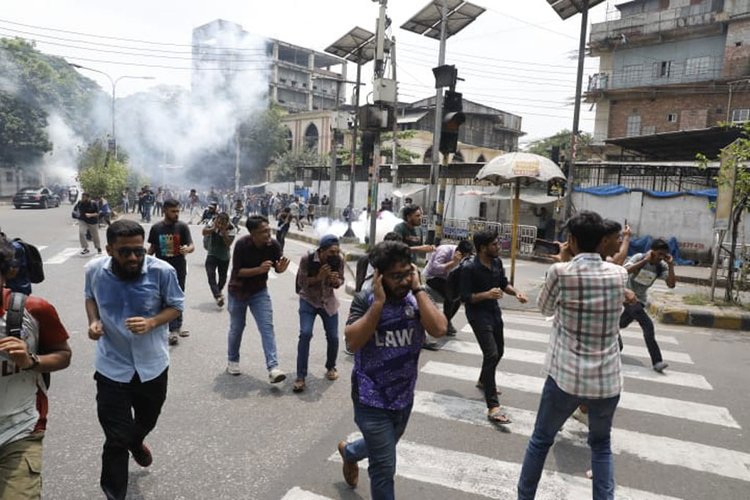 জবিশিক্ষার্থীদের ওপর পুলিশের লাঠিচার্জ, সাউন্ড গ্রেনেড ও টিয়ারশেল নিক্ষেপ। ছবি: আজকের পত্রিকা।