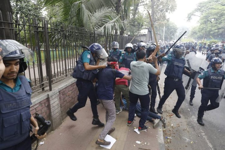 জবিশিক্ষার্থীদের ওপর পুলিশের লাঠিচার্জ, সাউন্ড গ্রেনেড ও টিয়ারশেল নিক্ষেপ। ছবি: আজকের পত্রিকা।
