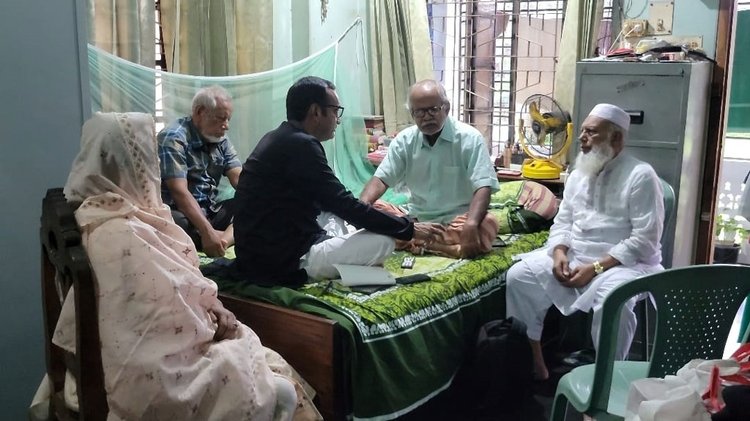 পাবনার নিজ বাড়িতে স্বজনদের মাতম। ছবি: আজকের পত্রিকা