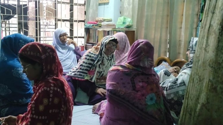 পাবনার নিজ বাড়িতে স্বজনদের মাতম। ছবি: আজকের পত্রিকা