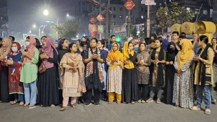 পুরান ঢাকার তাঁতীবাজার মোড় অবরোধ করেন জবির শিক্ষার্থীরা। ছবি: আজকের পত্রিকা