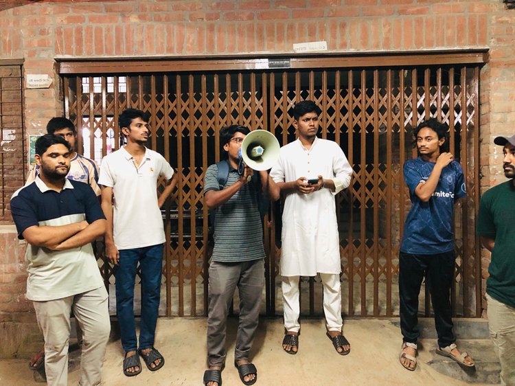 জাহাঙ্গীরনগর বিশ্ববিদ্যালয়ের চিকিৎসাকেন্দ্র সংস্কারের দাবিতে আজ রোববার রাতে প্রধান ফটকে তালা ঝুলিয়ে বিক্ষোভ করেন শিক্ষার্থীরা। ছবি: আজকের পত্রিকা