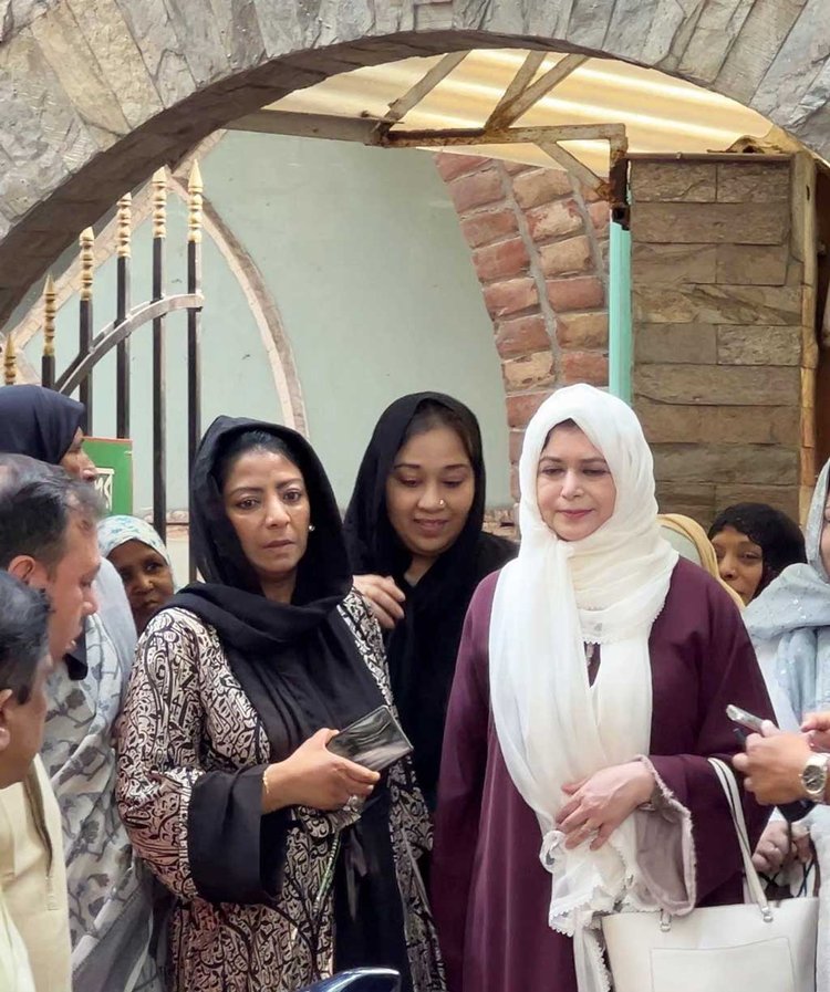 আজ শুক্রবার ধানমন্ডির একটি মসজিদে জুমার নামাজ আদায় করেন জোবাইদা রহমান। ছবি: সংগৃহীত