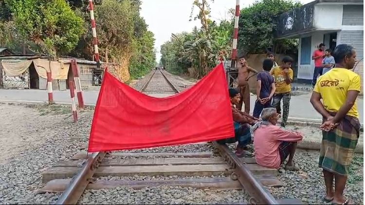 আজ রোববার বিকেলে জীবননগরের উথলী ঘোড়ামারা এলাকায় ফাটল দেখা দেওয়া রেললাইনে লাল নিশানা টানিয়ে দেন রেলকর্মীরা। ছবি: আজকের পত্রিকা