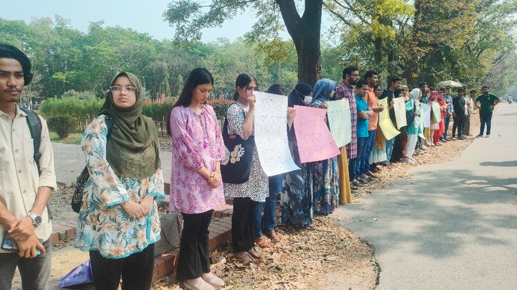 জাবিতে ধর্ষণের বিচার দাবিতে শিক্ষার্থীদের মানববন্ধন। ছবি: আজকের পত্রিকা