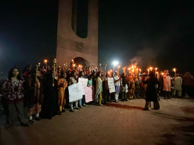 জাহাঙ্গীরনগর বিশ্ববিদ্যালয়ের শহীদ মিনারে শিক্ষার্থীদের অবস্থান। ছবি: আজকের পত্রিকা