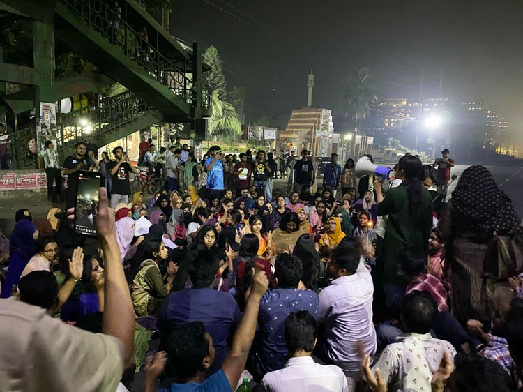 বিশ্ববিদ্যালয়ের প্রধান ফটকসংলগ্ন ঢাকা-আরিচা মহাসড়ক অবরোধ করে শিক্ষার্থীদের বিক্ষোভ। ছবি: আজকের পত্রিকা