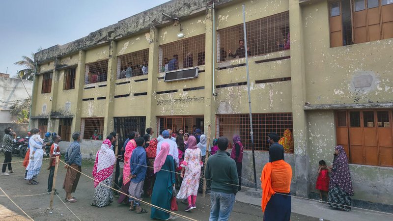 যশোরের একটি কেন্দ্রে সিল গায়েব ও ব্যালট সংকটে কিছুক্ষণ ভোটগ্রহণ বন্ধ