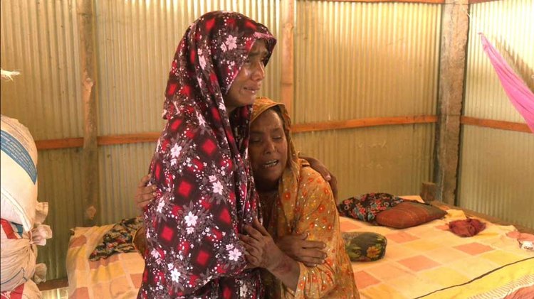 একই পরিবারের চারজনকে হারিয়ে স্বজনদের আহাজারি। ছবি: আজকের পত্রিকা