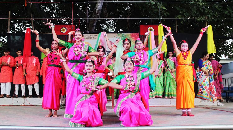 নাট্যমেলায় অংশগ্রহণকারীরা নাচ পরিবেশন করেন। ছবি: আজকের পত্রিকা