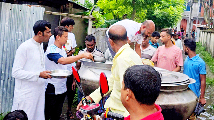 পানিবন্দী মানুষদের মাঝে রান্না করা খাবার বিতরণ করা হয়। নাজির শংকরপুর এলাকায় তোলা। ছবি: আজকের পত্রিকা