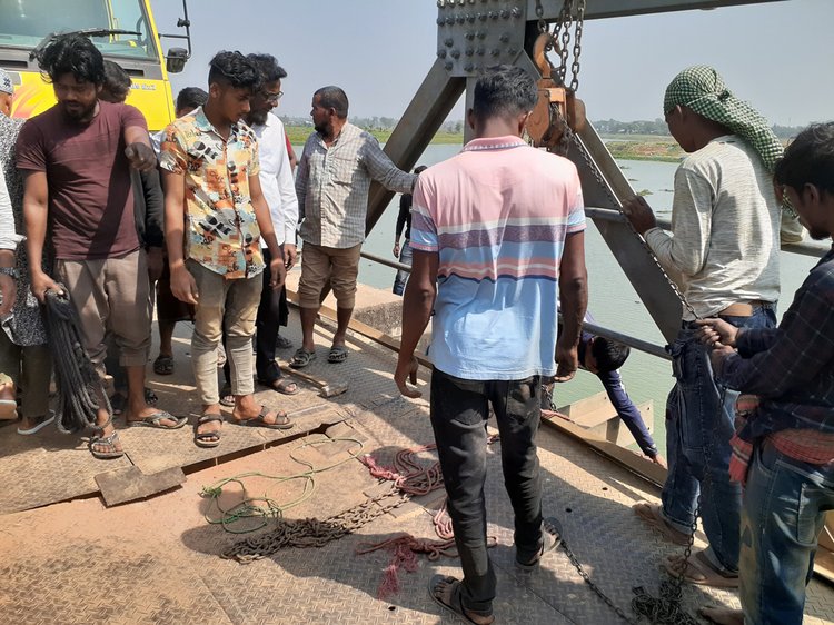 সুনামগঞ্জের জগন্নাথপুরে কাটাগাঙ্গ বেইল সেতুর মেরামত কাজ চলছে। আজ মঙ্গলবার দুপুরে তোলা। ছবি: আজকের পত্রিকা