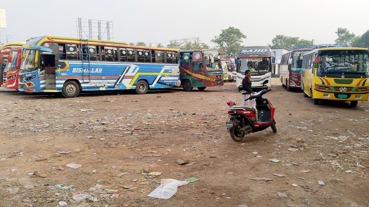 বাস মালিক সমিতি ১৮ রুটে বাস চলাচল বন্ধ ঘোষণা করায় ঝালকাঠি থেকে বাস ছাড়েননি। ছবি: আজকের পত্রিকা