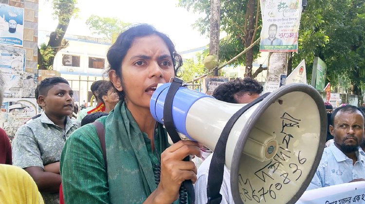 ঝালকাঠিতে খয়রাবাদ নদীর ভাঙন রোধ, নদীতীর সংরক্ষণ, বেড়িবাঁধ ও সড়ক নির্মাণের দাবিতে মানববন্ধন। ছবি: আজকের পত্রিকা