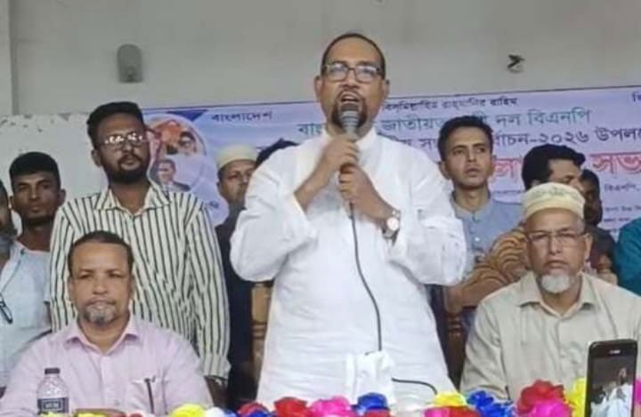 কেন্দ্রীয় ধর্মবিষয়ক সম্পাদক রফিকুল ইসলাম জামালের সমাবেশে রাজাপুর উপজেলা বিএনপির পদ স্থগিত সাধারণ সম্পাদক নাসিম উদ্দিন আকন (বাঁয়ে)। ছবি: সংগৃহীত