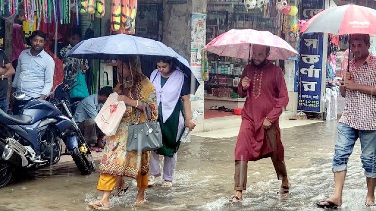 জেলার বিভিন্ন সড়ক পানিতে তলিয়ে যাওয়ায় ভোগান্তি বেড়েছে। ছবি: আজকের পত্রিকা
