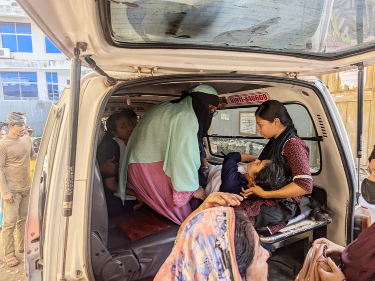 সরকারি অ্যাম্বুলেন্স না পেয়ে অতিরিক্ত টাকা দিয়ে প্রাইভেট অ্যাম্বুলেন্সে করে স্থানান্তরে বাধ্য হচ্ছেন রোগীরা। ছবি: আজকের পত্রিকা