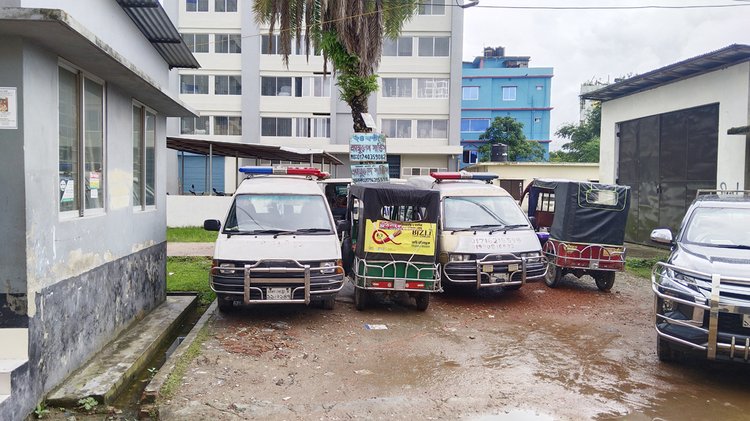 সরকারি তিনটি অ্যাম্বুলেন্স ফেলে রাখা হয়েছে গ্যারেজে।