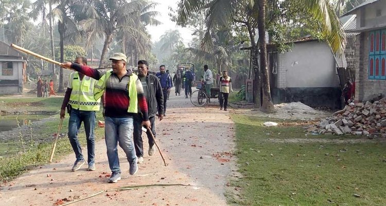 ঝিনাইদহের শৈলকুপায় দুই পক্ষের মধ্যে সংঘর্ষ হয়। পরে পরিস্থিতি নিয়ন্ত্রণে আনে পুলিশ। ছবি: আজকের পত্রিকা