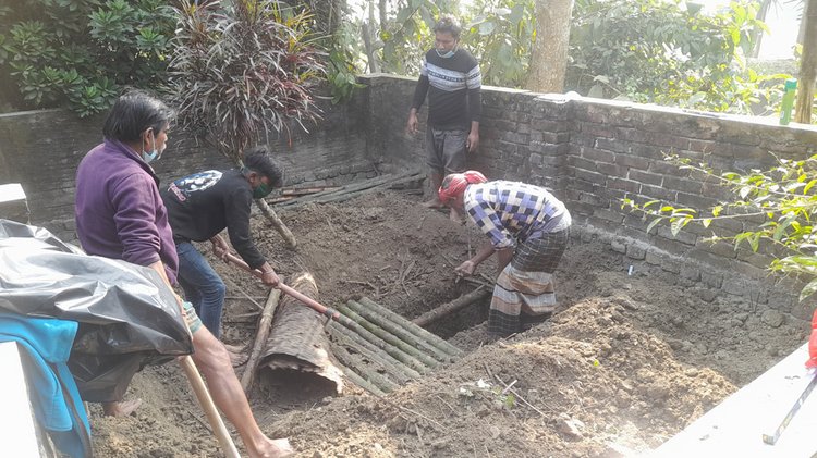 ঝিনাইদহে আ.লীগ নেতার লাশ কবর থেকে উত্তোলন। ছবি: আজকের পত্রিকা