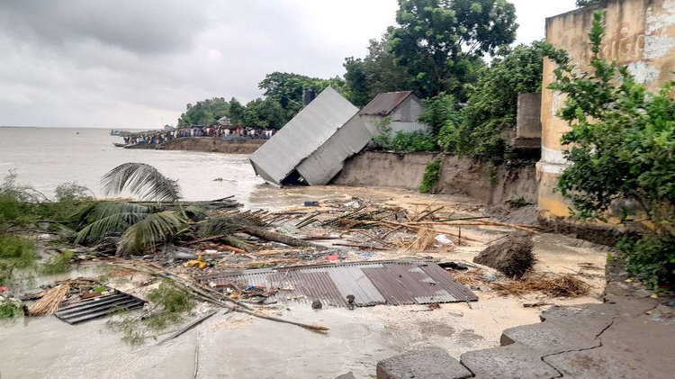 জাজিরা মাঝিরঘাট এলাকায় পদ্মা সেতু রক্ষা বাঁধে ভাঙন। ছবি: আজকের পত্রিকা